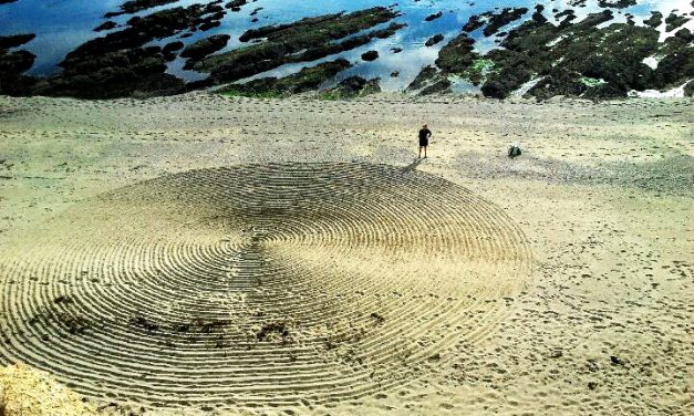 Des cercles mystérieux dans le sable et dans la neige